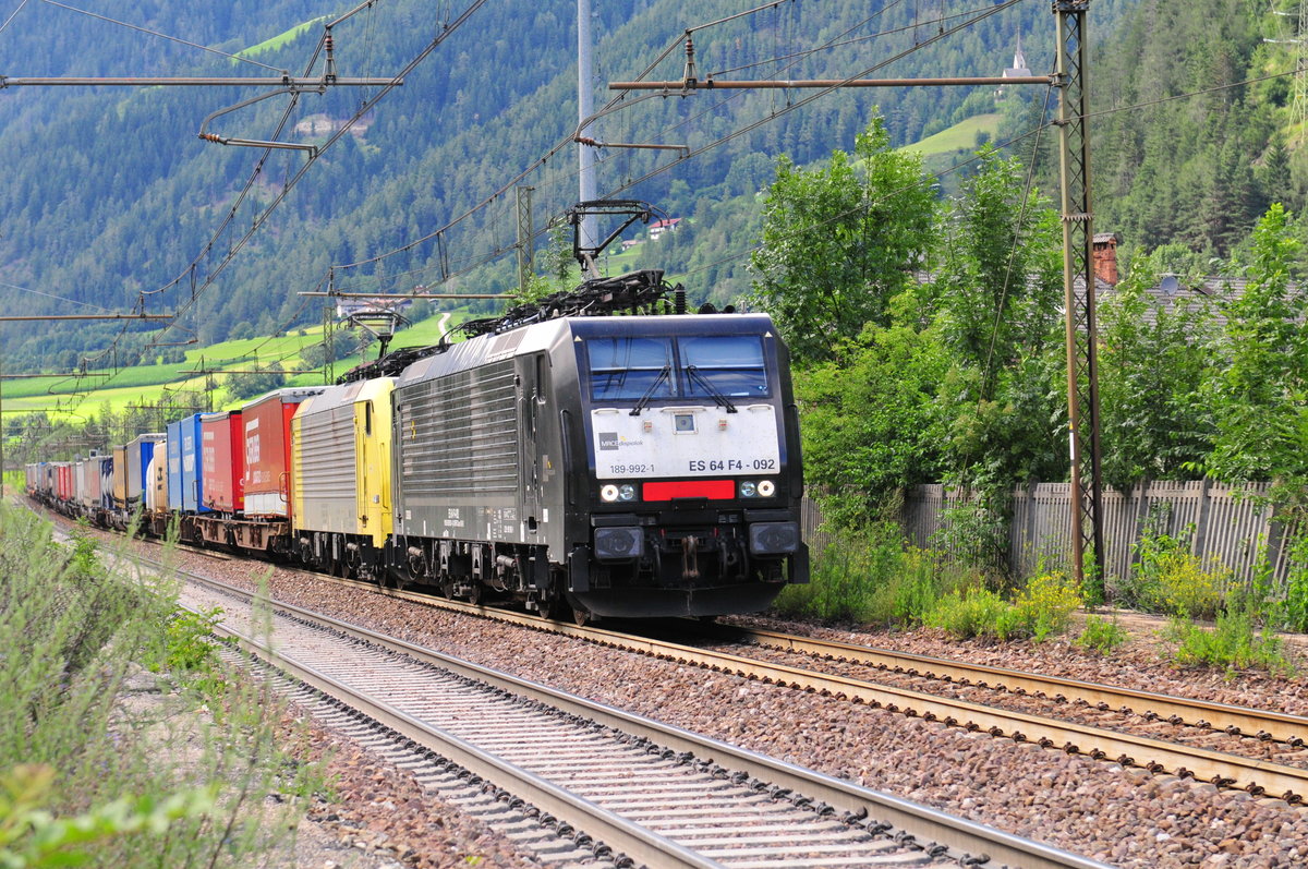 Die MRCE 189-992-1 und eine weitere Dispolok mit einem Güterzug in Richtung Süden auf der Brennerstrecke kurz vor Grasstein am 15.07.17