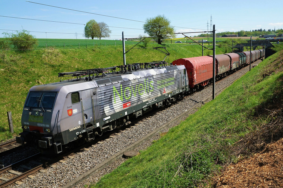 Die MRCE 189 994 Sierre in der Novelis-Farbgebung mit Aluminiumzug Sierre-Göttingen bei Niederbipp unterwegs am 24. April 2018.
Foto: Walter Ruetsch