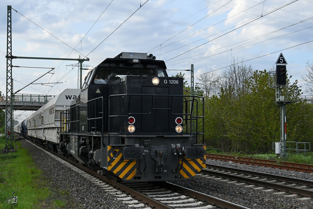 Die MRCE-Diesellokomotive 1650 war mit einem leeren Kalkzug auf dem Weg nach Flandersbach unterwegs. (Lintorf, Mai 2021)