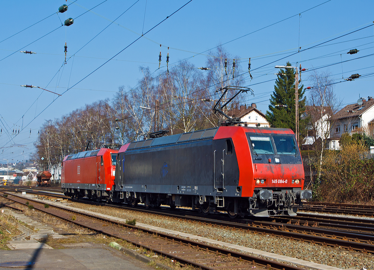 
Die MRCE Dispolok 145 084-0 (eine ehemalige Schweizerin) und die 185 070-0 der DB Schenker Rail Deutschland AG fahren am 08.03.2014 in Doppeltraktion vom Abstellbereich zum Rangierbahnhof in Kreuztal, um einen Güterzug zuübernehmen.  

Neben den Loks der BR 145 der DB wurden damals auch sechs baugleiche Loks durch die Schweizer Privatbahn MThB als Re 486 bei ADtranz bestellt. So wurde 145 084-0 bei Adtranz in Kassel (heute Bombardier) 2000 unter der Fabriknummer 33375 für die MThB - Mittelthurgaubahn AG in Weinfelden (Schweiz) gebaut und als Re 486 652-1 geliefert. Bedingt durch die Liquidierung der MThB wurde die Lok an die SBB Cargo verkauft und als 481 002-4 umgezeichnet.

Im Jahr 2005 wurde sie dann, wie weitere Re 481er, an die MRCE verkauf und vorerst als 481 004-0 geführt, im Jahr 2007 bekam die dann die NVR-Nummer 91 80 6145 084-0 D-DISPO und EBA-Nummer EBA 95T14A 084. Nun wird sie auch als 145 084-0 bezeichnet. Ab März 2007 wurde sie an die ITL  - Eisenbahngesellschaft mbH in Dresden vermietet dort wurde sie als 481 002-4 bezeichnet (und bekam bis 2011 die NVR-Nummer 91 80 6145 084-0 D-ITL).  Im Jahr 2012 war sie zeitweise auch für die NIAG unterwegs. Nun ist sie an die DB Schenker Rail Deutschland AG vermietet. 

Die TRAXX F140 AC1  (BR 185) wurde 2002 bei Bombardier in Kassel unter der Fabriknummer 33485  gebaut. Sie trägt die NVR-Nummer 91 80 6185 070-0 D-DB und die EBA-Nummer EBA 99A22A 070. 

Die Doppeltraktion gut möglich, da es zwar zwei Lokbaureihen sind, aber beide aus der TRAXX-Familie, die Ur TRAXX F140 und die TRAXX F140 AC1