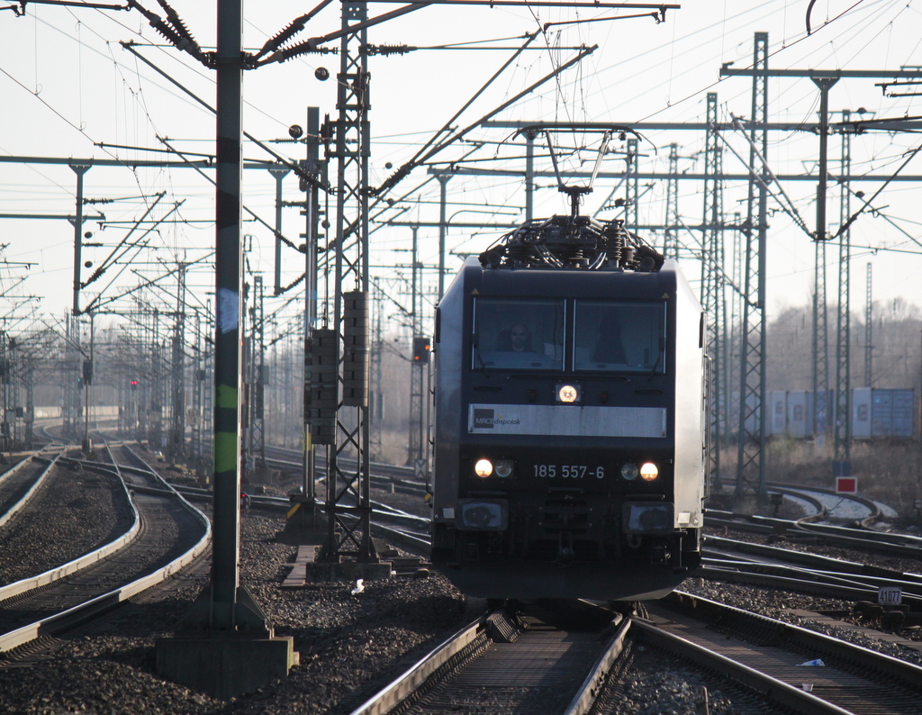 Die MRCE Dispolok 185 557-6 kam am 17.01.2015 als Tfzf durch Hamburg-Harburg gefahren.