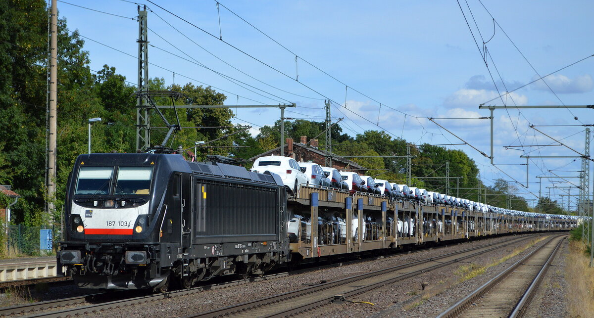 Die MRCE Dispolok  187 103  [NVR-Nummer: 91 80 6187 103-7 D-DISPO], aktueller Mieter? und einem PKW-Transportzug am 31.08.22 Durchfahrt Bahnhof Niederndodeleben.