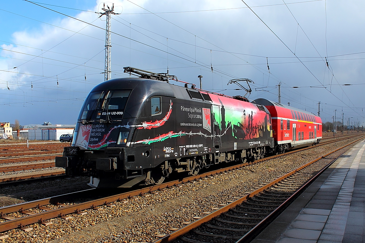 Die MRCE Dispolok ES 64 U2-009 (182 509-0) mit einen Dostowagen am 02.04.2015 im Bahnhof Oranienburg.