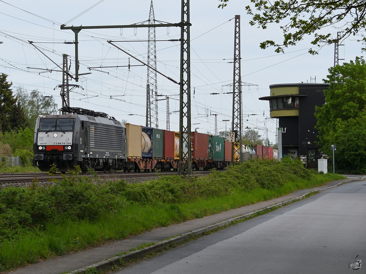 Die MRCE-Elektrolokomotive 189-994 (ES64F4-094) mit einem Containerzug, so gesehen Anfang Mai 2021 in Lintorf.