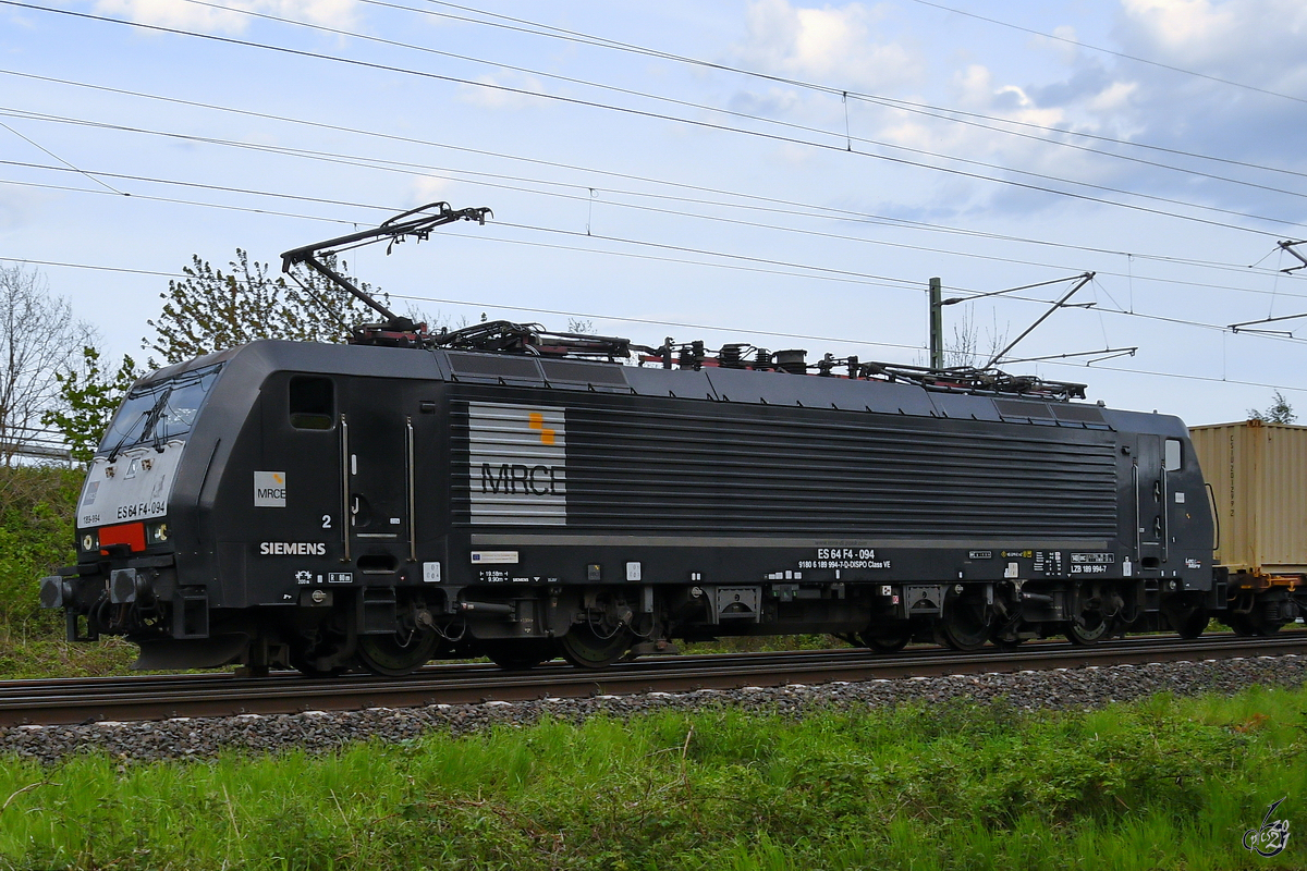 Die MRCE-Elektrolokomotive 189-994 (ES64F4-094) war Anfang Mai 2021 in Lintorf unterwegs.