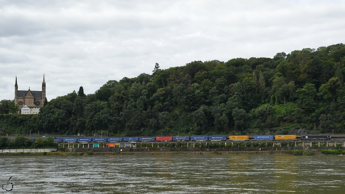 Die MRCE-Elektrolokomotive ES64F4-089 (189 989-7) zog Anfang August 2021 einen Containerzug bei Remagen den Rhein entlang.