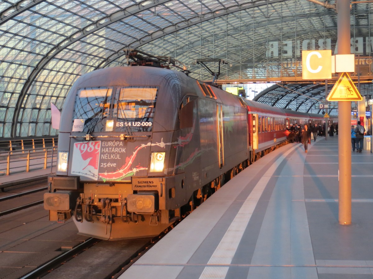 Die MRCE ES 64 U2-009, vermietet an DB Regio Nordost, am 19.02.2015 mit dem abendlichen IRE von Berlin-Ostbahnhof nach Hamburg Hbf im Berliner Hbf. 
