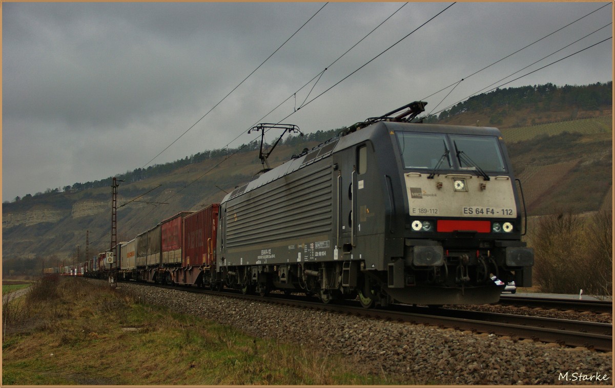 Die MRCE ES 64F4-112 (189 112) mit einen Aufliegerzug Richtung Süden am 22.01.14 bei Thüngersheim.