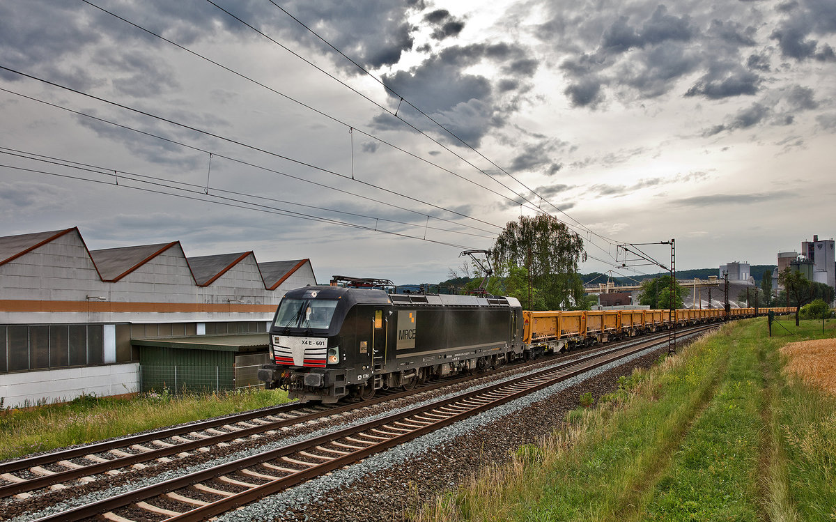 Die MRCE X4E-601 fährt in Karlstadt mit einem Abraumzug vorbei.Bild vom 16.6.2017