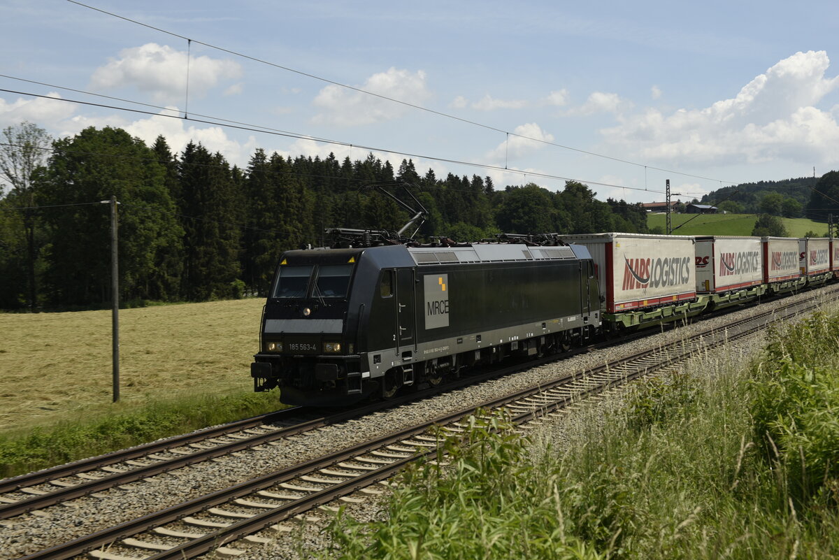Die MRCE/Dispolok 185 563-4 mit dem  Mars  Zug am 17.06.22 bei Grabenstätt/Sossau in Richtung München.