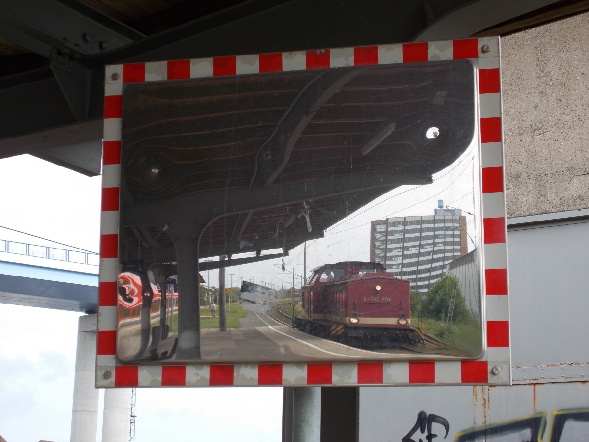 Die MTEG 204 347 spiegelte sich in einem Spiegel in Stralsund Rügendamm am 10.August 2014.