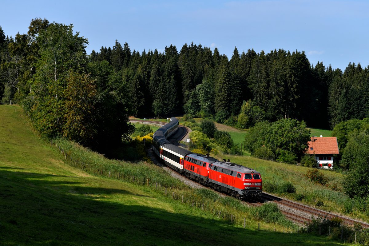 Die Mühldorfer Maschinen 218 404 und 401 brachten am 28. August 2018 den EC 195 von Lindau nach München HBF. Bei Harbatshofen konnte ich den über die Allgäubahn umgeleiteten Fernzug aufnehmen. 