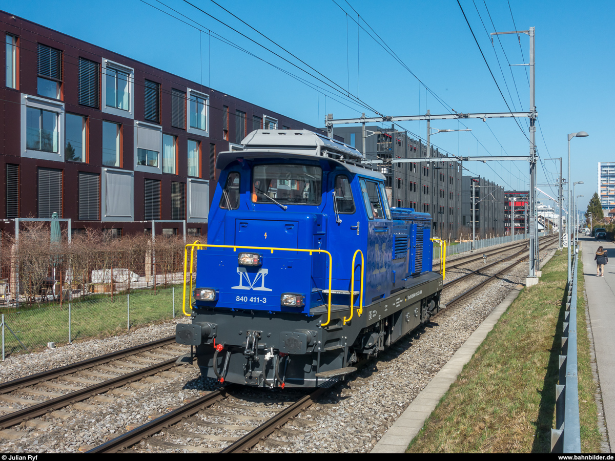 Die Müller Gleisbau AG Bm 4/4 840 411 ist derzeit für den Lokalgüterverkehr rund um Bern Weyermannshaus zuständig. Am Nachmittag des 6. April 2018 ist sie in Bern Brünnen unterwegs nach Niederbottigen, um ein paar Wagen abzuholen.