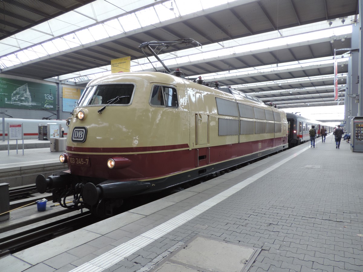 Die Münchener 103 245 im Hauptbahnhof wartet auf die Abfahrt IC nach Nürnberg am 04.09.2014