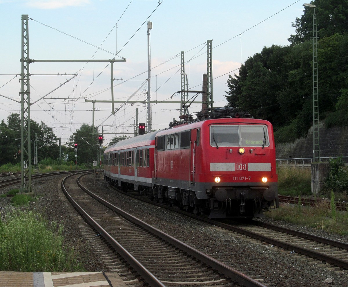 Die Münchener 111 071-7 erreicht am 25. Juli 2014 mit einer Regionalbahn aus Bamberg den Endbahnhof Kronach auf Gleis 4.
