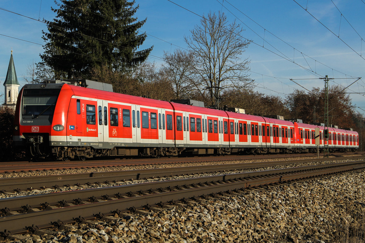 Die Münchener S Bahn zwischen Eglharting und Zorneding am 7.12.16. Im  Hintergrund das Kricherl von Neukirch.