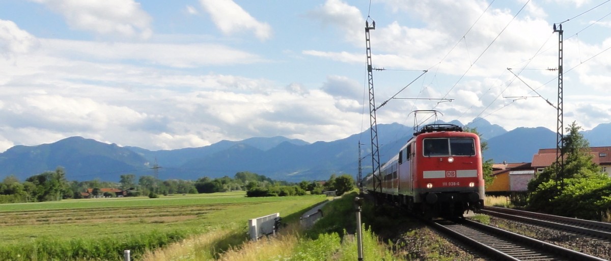 Die M�nchner 111 038 mit einer Regionalbahn am Nachmittag des 25.06.2012 auf dem Weg nach M�nchen, photographiert bei Happing s�dlich von Rosenheim an der Strecke nach Kufstein