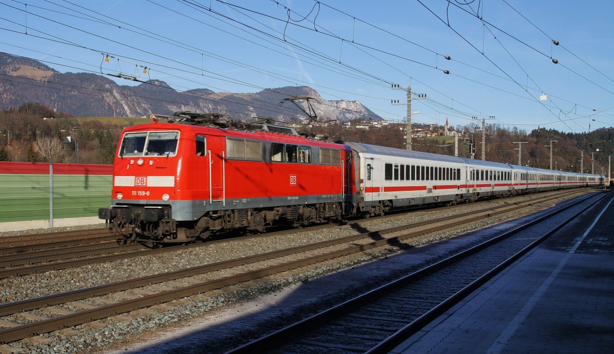Die Münchner 111 159-0 ist mal wieder im Fernverkehr eingesetzt. Hier zieht sie am Samstag den 26.12.2015 den Zusätzlichen IC von München nach Innsbruck durch Kundl. Der IC dient zusätzlich den Reisenden in die Schigebiete (Halt in Kufstein, Wörgl und Jenbach).