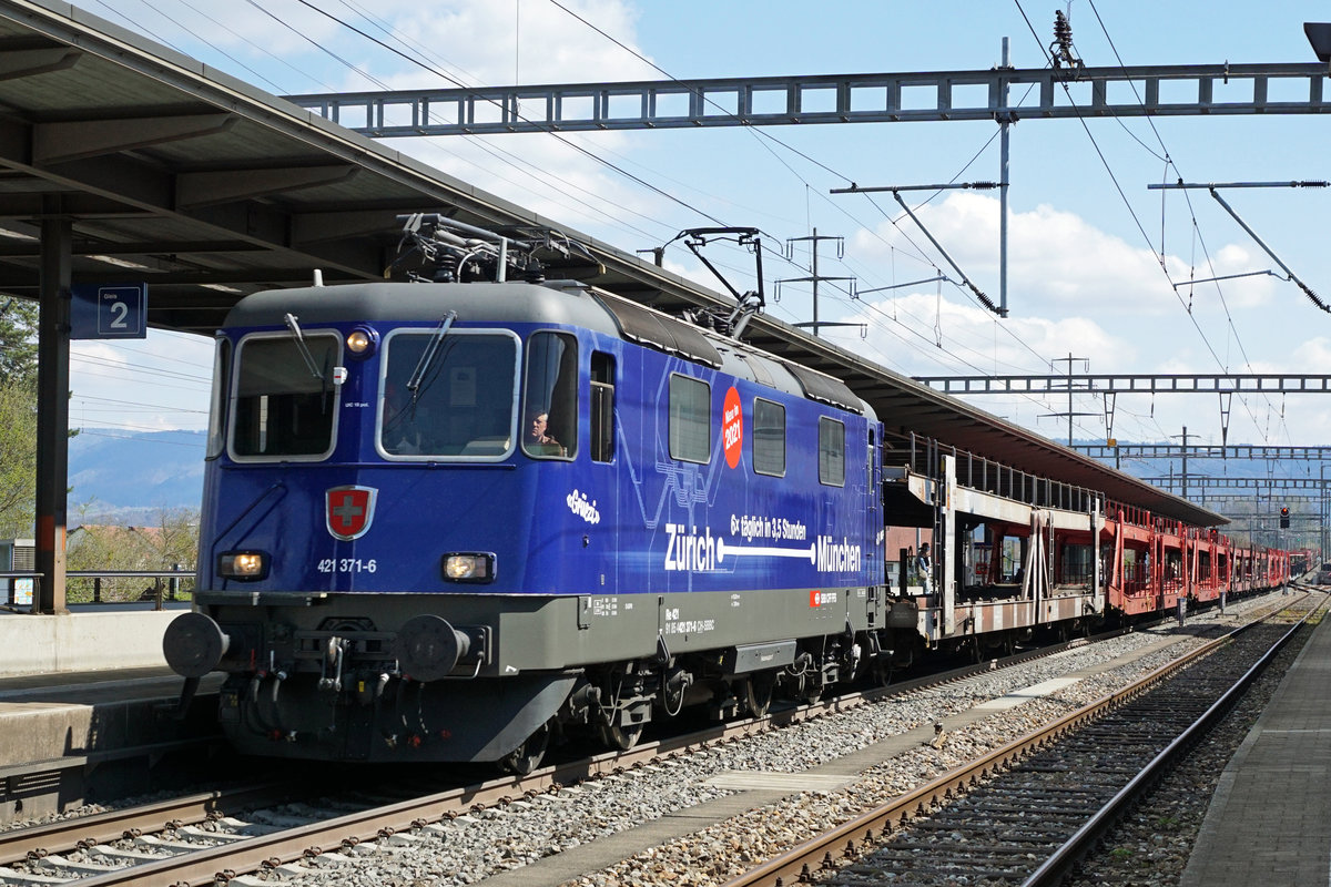 Die Münchnerin Re 421 371-6 mit leeren Autotransportwagen anlässlich der Bahnhofsdurchfahrt Möhlin vom 16. April 2021.
Foto: Walter Ruetsch