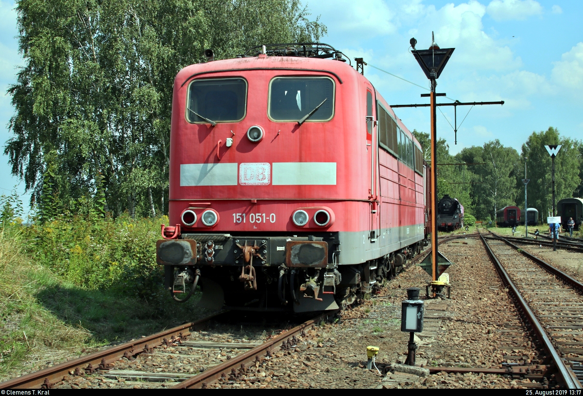 Die von Mukran überführte und abgestellte 151 051-0, ehem. der SRI Rail Invest GmbH, steht anlässlich des 28. Heizhausfests im Sächsischen Eisenbahnmuseum Chemnitz-Hilbersdorf (SEM).
[25.8.2019 | 13:17 Uhr]