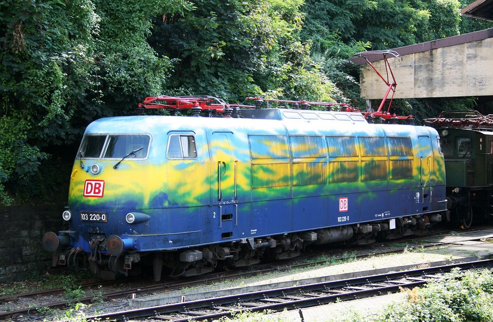 Die museal erhaltene 103 220 im Touristik-Look wurde am 3. August 2010 in Neustadt (Weinstraße) abgelichtet.