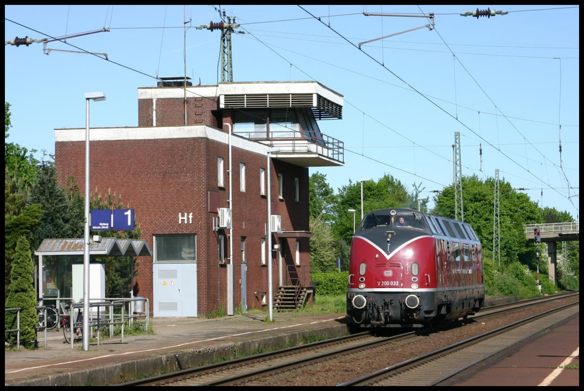 Die Museumslokomotive V 200033 der Museums Eisenbahn Hamm kam am 29.4.2007 um 15.54 Uhr solo in Richtung Münster fahrend durch den Bahnhof Hasbergen.