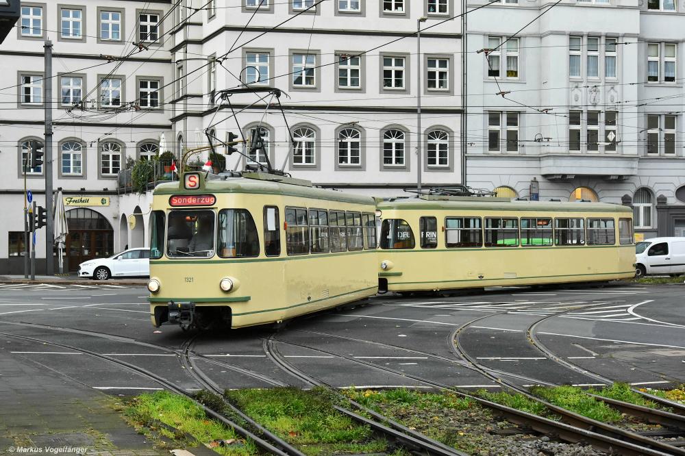 Die Museumswagen 1321 und 1363 auf der Kreuzung Gotenring/Deutz-Kalker-Straße am 12.11.2019.