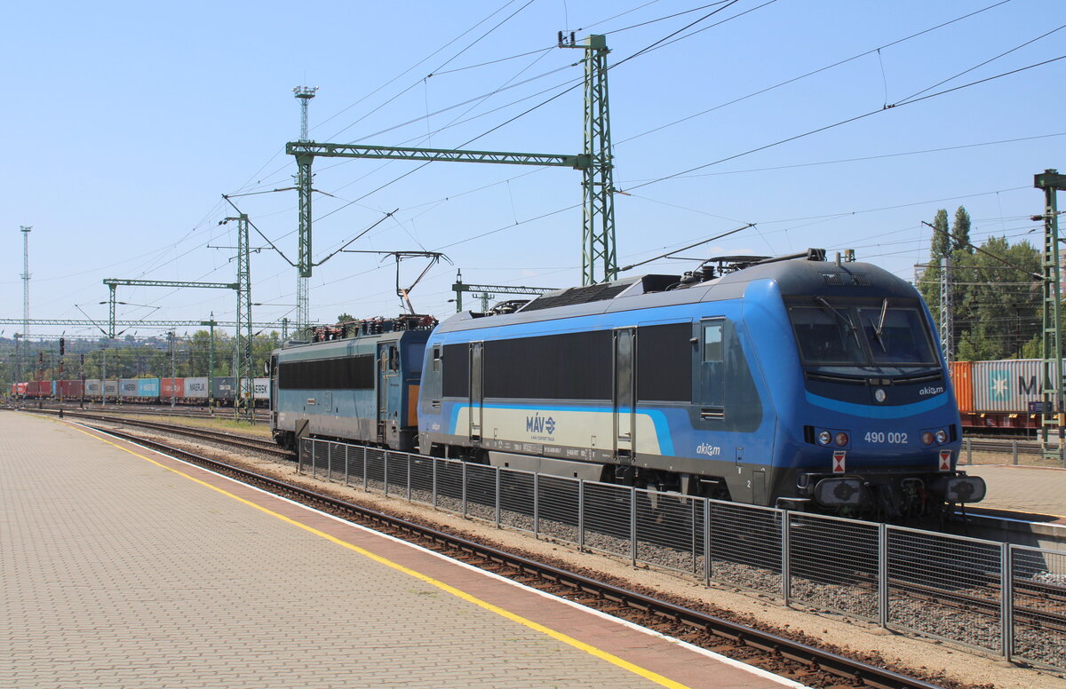 Die M�V (akiem) 490 002 (91 55 0490 002-7 H-M�VRT) kam am 01.08.2026 von der M�V 630 055 geschleppt durch Budapest-Kelenf�ld.