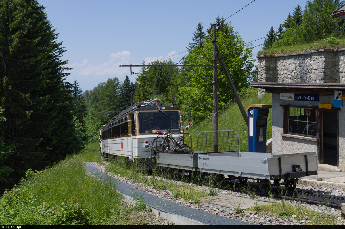 Die MVR Bhe 4/8 305 und 301 durchfahren am 6. Juni 2015 die Station Crêt-d'y-Bau auf dem Weg auf die Rochers de Naye.