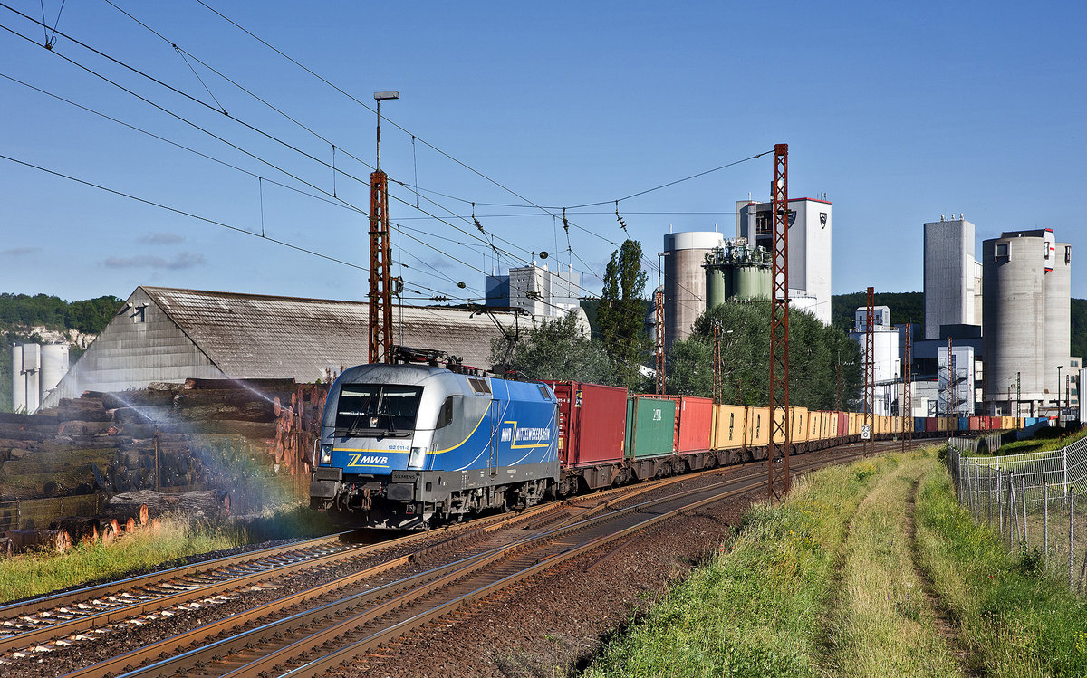 Die MWB 182 911-8 fährt mit einem Containerzug in Karlstadt vorbei.Bild vom 16.6.2017