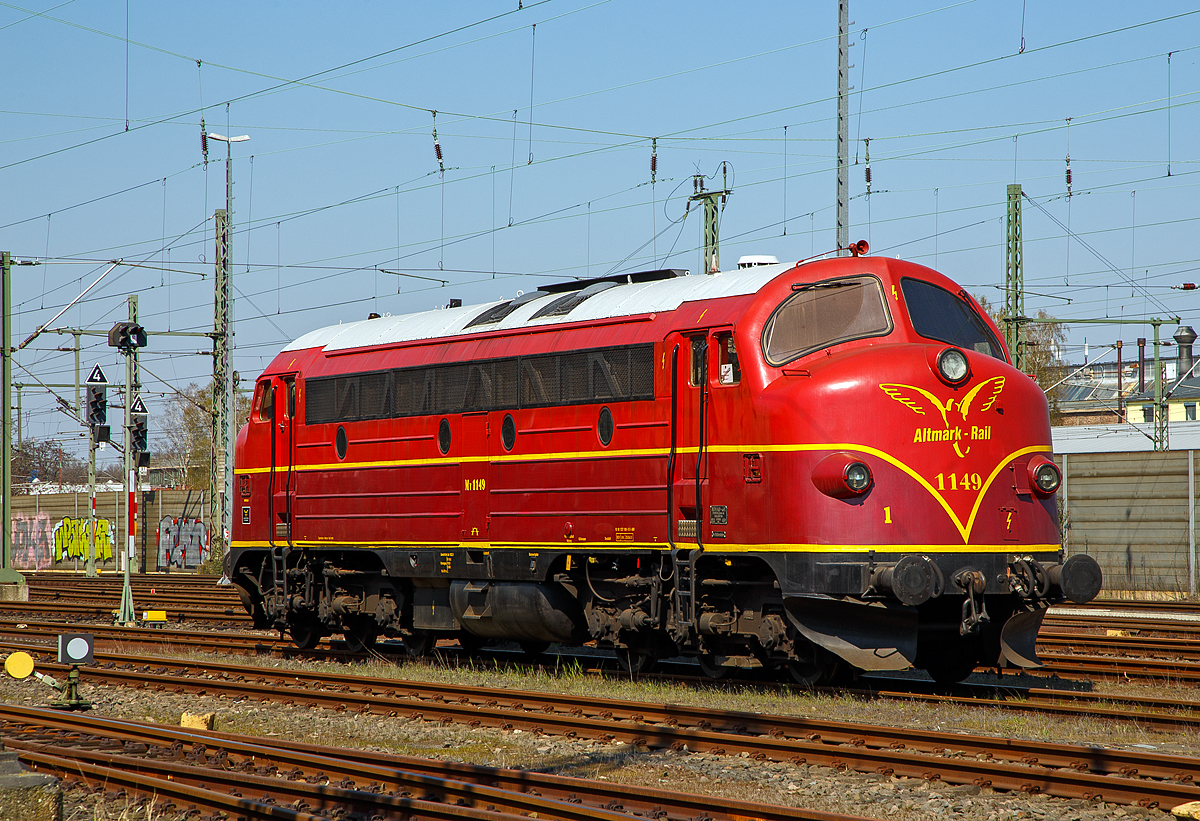 
Die My 1149 eine NOHAB  AA16 der Altmark-Rail (92 80 1227 008-0 D-AMR) auch als V 170 1149 bekannt, ex DSB My 1149, ist am 11.08.2016 beim Bahnhof Troisdorf abgestellt.

Die Lok wurde 1965 von Nydqvist och Holm AB (NoHAB) unter der Fabriknummer 2600 gebaut.

Dreh- und Angelpunkt der Entwicklung in Europa war der schwedische Maschinen- und Lokbauer „Nydqvist och Holm AB“ (NoHAB) in Trollhättan, der 1949 die Lizenzen zum Bau von EMD-Dieselloks erhielt. Dieser überarbeitete die Konstruktion einer an die australische Victoria Railways gelieferten Lok, wobei das engere UIC-Umgrenzungsprofil eine wesentliche Rolle spielte. Besonders das niedrige Lichtraumprofil der SNCF in Frankreich war dabei maßgeblich. Tatsächlich wurde das belgische Pendant (SNCB Reihen 52 bis 53, ex 202 bis 204) der AA16 vor Schnellzügen und TEE-Zügen zwischen Brüssel und Paris eingesetzt.

Als erste Staatsbahn beschaffte die Dänische Staatsbahn DSB (Danske Statsbaner) Lokomotiven von NOHAB. Die ersten vier dieselelektrischen Loks wurden bereits 1952 bestellt, obwohl die Loks nur auf dem Papier existierten. Im Frühjahr 1954 erfolgte die Auslieferung von NOHAB als MY 1101 bis 1104. Die Beschaffung von Loks aus Übersee war heftig umstritten und so wurde der DSB-Haus-und-Hof-Lieferant Frichs aus Aarhus in die Lieferung mit einbezogen. Frichs lieferte die Lokkästen und Drehgestelle ab MY 1102 NOHAB zu. Die Loks der ersten Kleinserie erhielten den 16-Zylinder-Motor Typ GM 16-567 B, der nur eine Leistung von 1.700 PS hatte. Die MY 1101 wurde als erste NOHAB-Rundnase überhaupt am 07.02.1954 an die DSB ausgeliefert.

Noch im Jahr 1954 bestellte die DSB eine zweite Serie von 20 weiteren Loks, die ab 1956 als MY 1105 bis 1124 ausgeliefert wurden. Ab der MY 1106 wurden dann Motoren des Typs GM 16-567 C mit 1.950 PS verbaut. Neben der Leistung erhöhte sich bei diesen Loks das Gewicht von 98,6 auf 101,6 Tonnen.

1956 wurde die dritte Serie bestellt, die ab 1957 als 1125 bis 1144 geliefert wurden. Erst ab 1964 folgten als vierte und letzte Lieferserie die MY 1145 bis 1159, die den verbesserten Motor GM 16-567 D1 mit ebenfalls 1.950 PS erhielten. Diese Loks unterscheiden sich auch optisch von den vorhergehenden Bauserien durch einen anderen Schalldämpfer, dem sogenannten Rillenauspuff. 

Die 6-achsigen Loks der Baureihe MY/MV besitzen für den Einsatz im dänischen Flachland nur vier angetriebene Achsen mit der Achsfolge (A1A)'(A1A)', was sie von allen anderen NOHAB- und AFB-Rundnasen unterscheidet, die sechs Achsen angetrieben haben (Achsfolge Co'Co'). Lediglich die NSB übernahm drei Loks mit je vier Fahrmotoren, die NOHAB ursprünglich ohne Auftrag für die finnischen Eisenbahnen gebaut hatte, ohne sie dorthin verkaufen zu können. Trotz nur vier Fahrmotoren konnten die MY mit ca. 17 Tonnen Achslast nicht auf den dänischen Nebenbahnen eingesetzt werden. Aus diesem Grund beschaffte ab 1960 die DSB 45 Loks als Baureihe MX. Diese MX-Loks bekamen 12-Zylinder-Motoren. Die erste Serie bekam den Motortyp GM 12-567 C mit 1.425 PS und die zweite den Typ GM 12-567 D1 mit 1.445 PS. Mit einem Dienstgewicht von nur noch 89 Tonnen und einer Achslast von 16 Tonnen konnten die MX auf allen DSB-Strecken eingesetzt werden.

Um die Jahreswende 1998-1999 wurden zehn DSB MYs für den Export nach Deutschland aufgearbeitet. In Deutschland gingen die Loks zunächst an die Vossloh-Tochter EuroTrac, wo die eigentliche Vorbereitung auf die neuen Aufgaben stattfand. Die Lok bekamen u.a. neue Heizkessel mit einer Leistung von 400 kW und neue Schneepflüge nachgerüstet (die dänischen Schneepflüge waren für das deutsche Lichtraumprofil zu breit). Die MYs wurden in Deutschland als V 170 bezeichnet, die DSB-Betriebsnummern wurden einfach beibehalten. Die zehn V 170 wurden anfänglich im Auftrag der EuroTrac von der NEG eingesetzt und vermarktet. Daran schloss sich eine verwirrend vielfältige Einsatzgeschichte mit wechselnden Eigentümern und einer Unzahl verschiedener Leiheinsätze an.

Bei dem (General Motors) GM-Dieselmotor handelte es sich um den V16-Zylinder-Zweitakt-Dieselmotor mit Roots-Lader, ab MY 1145, vom Typ GM 16-567 D1. Dieser hat wie allen EMD 567-Motore einen Zylinderdurchmesser von 8 1/2 Zoll (216 mm) und ein Hub von 10 Zoll (254 mm), was zu einem Hubraum von 567 Kubikzoll pro Zylinder, entsprechend 9.292 cm³, führte. Aus diesem Wert leitet sich die Bezeichnung der Baureihe ab. Mit 835 U/min und einer Verdichtung von 20:1 hat der Motor eine Leistung von 1.433 kW (1.950 PS).

Die Idee, einen 2-Takt-Diesel zu verwenden war theoretisch gut, denn ein 2-Takter erbringt (rechnerisch !) bei gleichem Hubraum die doppelte Leistung eines 4-Takt-Motors, hat also große Gewichtsvorteile und braucht weniger Platz. - In der Praxis ist dies jedoch relativ. Bauteile müssen stärker dimensioniert werden, die großen Gebläse (meist Rootsgebläse) und deren Antrieb sind schwer und brauchen einigen Platz. Zudem nutzt der 2-Takt-Motor den Kraftstoff schlechter aus, er  säuft .  Außerdem ist ein 2-Takt-Diesel sehr laut, fast kreischend, daher auch der typische Sound dieser Lokomotiven.

TECHNISCHE DATEN:
Anzahl: 59 	
Hersteller: NOHAB / GM 
Spurweite: 1.435 mm (Normalspur)
Achsfolge 	(Ao1Ao)' (Ao1Ao)' 	
Länge über Puffer : 18.900 mm 	
Höhe: 4.295 mm
Breite: 3.080 mm
Drehzapfenabstand: 10.300 mm
Drehgestellachsstand:  3.400 mm
Treibraddurchmesser: 	1.015 mm
Laufraddurchmesser: 	950 mm
Dienstgewicht: 101,6 t 	
Motor: GM type 567D1, 16 Zylinder, Zweitakt-Dieselmotor
Hubraum: 148,67 Liter
Leistung: 1.433 kW (1.950 PS) bei 835 U/min
Tankinhalt:  2.800 l
Anzahl der Fahrmotoren: 4
Kraftübertragung: dieselelektrisch (Dieselmotor auf Generator, dieser liefert dann die elektrische Energie für die 4 Fahrmotoren)	
Höchstgeschwindigkeit : 133 km/h 	
Kupplungstyp:  Schraubenkupplung
