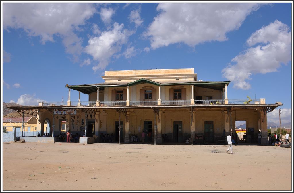 Die nach dem Unabhängigkeitskrieg gegen Äthiopien wieder aufgebaute Bahnlinie von Massawa am Roten Meer zur Hauptstadt Asmara hatte früher noch eine Fortsetzung über Keren nach Agordat nahe der sudanesischen Grenze. Dieser Ast wurde nach dem Krieg nicht wieder aufgebaut, allerdings sind zum Teil die Bahnhöfe und alle Kunstbauten wie Tunnels und Brücken noch vorhanden. Schwellen und Geleise liegen meistens auf der Seite des Trassees, das jetzt als gelegentliche Fahrstrasse oder als Verbindungsweg für Mensch und Tier gilt.Das Ziel der letztjährigen Reise war unter anderem die Fahrt im Geländewagen über die rund 100km zwischen Keren/Cheren und Asmara. Der Bahnhof von Keren dient heute als grosser Busbahnhof. (01.12.2014) 
