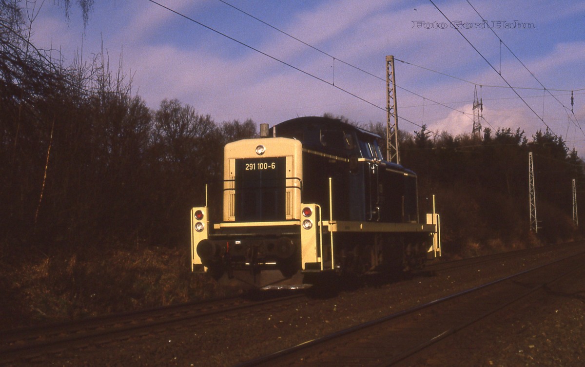Die Nachmittagssonne am 8.2.1988 um 14.27 Uhr ist nahezu schon eine Abendsonne!
So kommt sie mir vor. 291100 ist um diese Zeit solo in Osnabrück Hörne nach Hasbergen unterwegs, um noch einen Zug von der Georgsmarienhütte abzuholen.