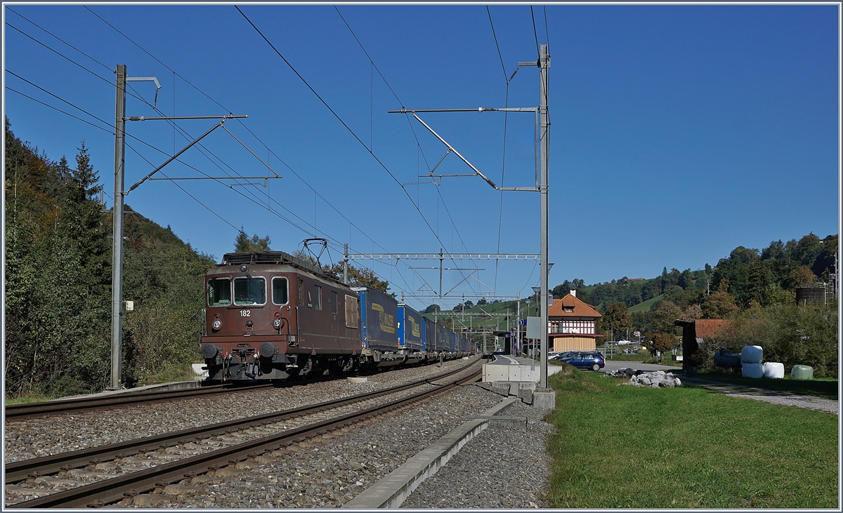 Die nachschiebende BLS Re 4/4 182 bei Mülenen. 
10. Okt. 2018
