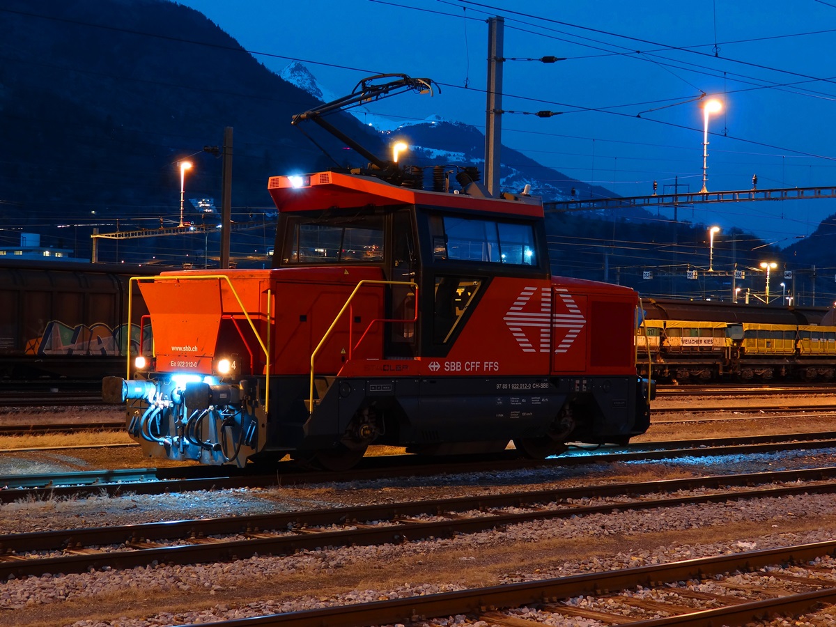 Die Nacht kommt ... Die E-Traktor Ee 922 012-0 im Bf. Brig - 02-02-2016