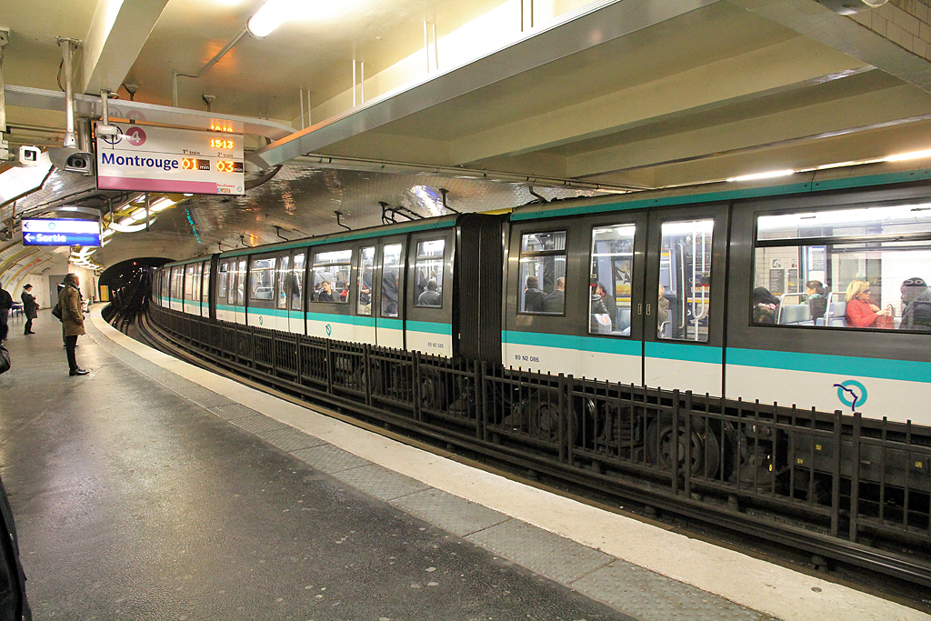 Die nächste Metro der Linie M4 kommt in 1 Min., die übernächste in 3 Min. und fährt dann in Richtung Mairie de Montrouge (früher war Porte d'Orléans die Endstation). Aufnahme im Gare de l'Est, 21. Nov. 2014, 15:14