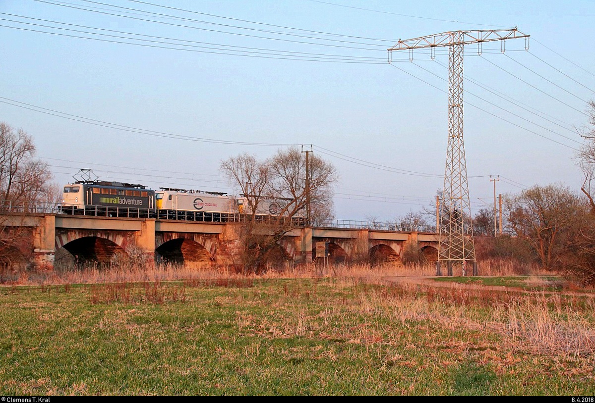 Die nächste Überraschung: 139 558-1 der Railadventure GmbH als Überführungsfahrt mit 186 308-3 und 186 307-5 der Euro Cargo Rail (ECR) fährt in der Saaleaue bei Angersdorf auf der Bahnstrecke Halle–Hann. Münden (KBS 590) Richtung Teutschenthal. [8.4.2018 | 19:29 Uhr]