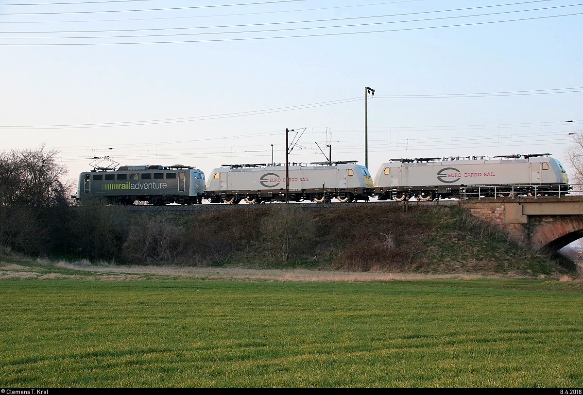 Die nächste Überraschung: 139 558-1 der Railadventure GmbH als Überführungsfahrt mit 186 308-3 und 186 307-5 der Euro Cargo Rail (ECR) fährt in der Saaleaue bei Angersdorf auf der Bahnstrecke Halle–Hann. Münden (KBS 590) Richtung Teutschenthal. [8.4.2018 | 19:30 Uhr]