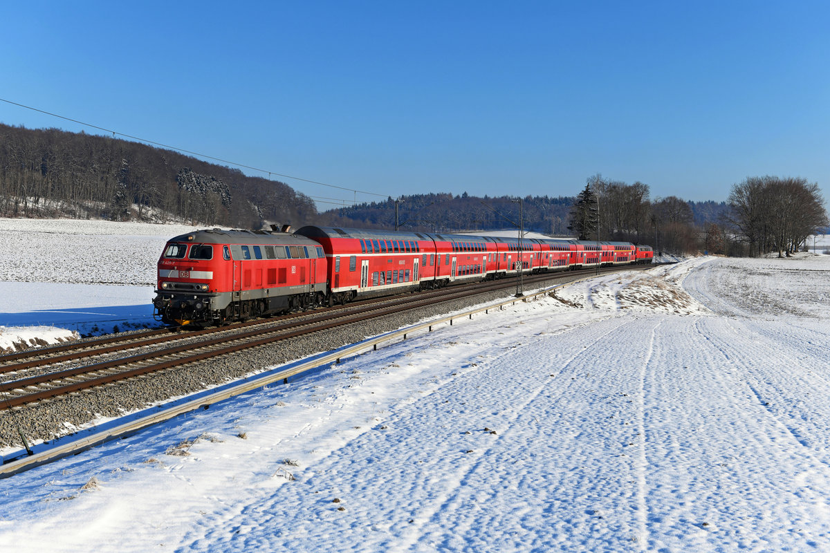 Die nächsten Bundesbahn-Klassiker ließen nicht lange auf sich warten. Am 12. Februar 2021 führte die 218 425 den RE 57582 nach Kempten, am Zugschluss unterstützte die 218 414. Bei Kottgeisering konnte ich die Leistung an diesem klaren Wintertag aufnehmen. 