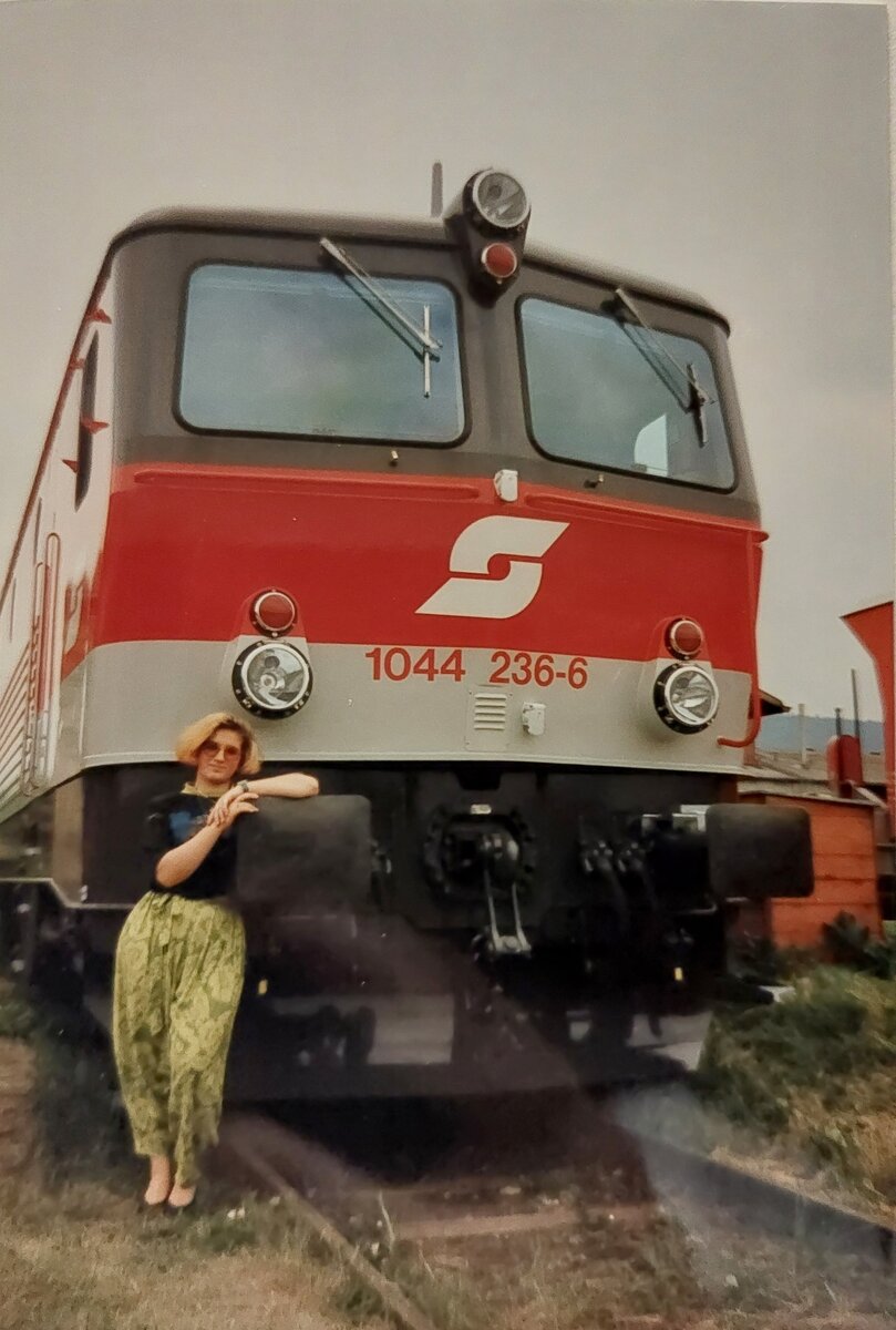 Die nagelneue 1044 236 steht am 31. Mai 1992 im Bereich des Graz-Köflacher Bahnhofs im Zuge eines Bahnhoffestes.
Die Dame am Bild ist meine Mutter ;)
Abfotografiert aus einem Fotoalbum.