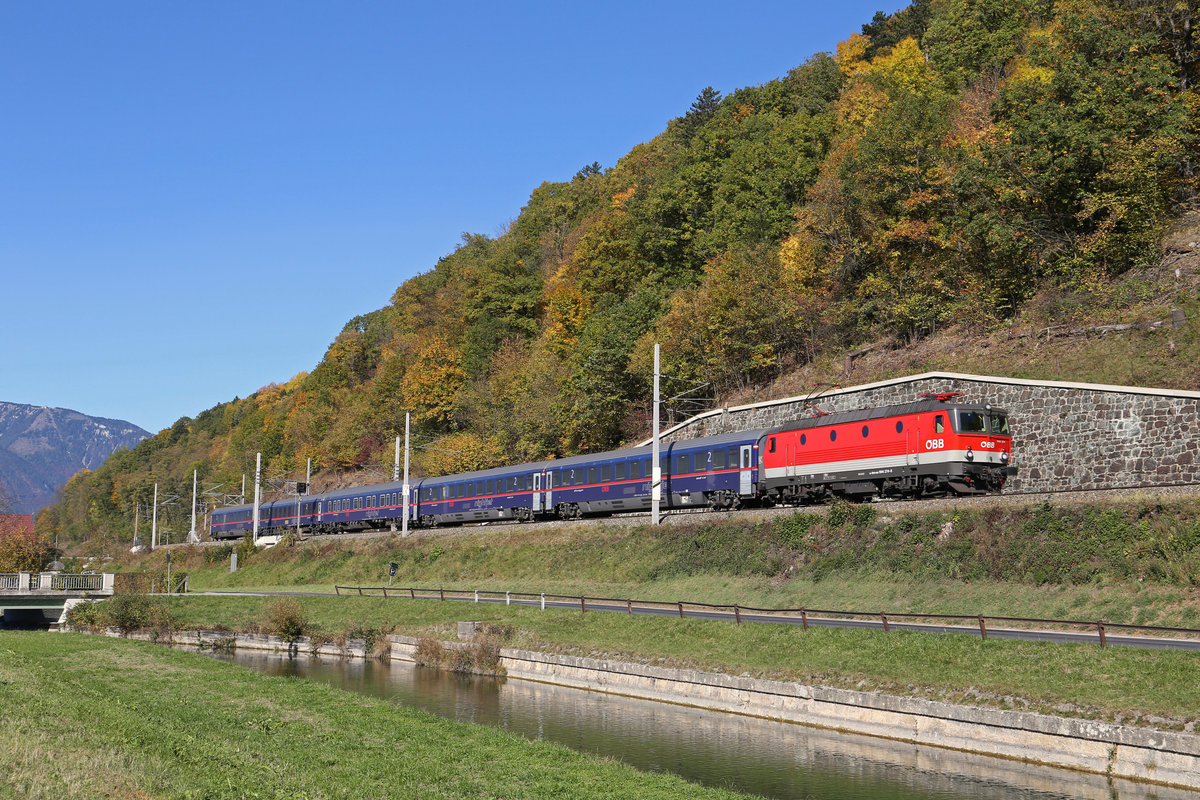 Die nagelneue 1144.274 fährt im besten Herbstlicht mit dem 190min. verspäteten EN-234 bei Schlöglmühl richtung Wien. 17.10.17