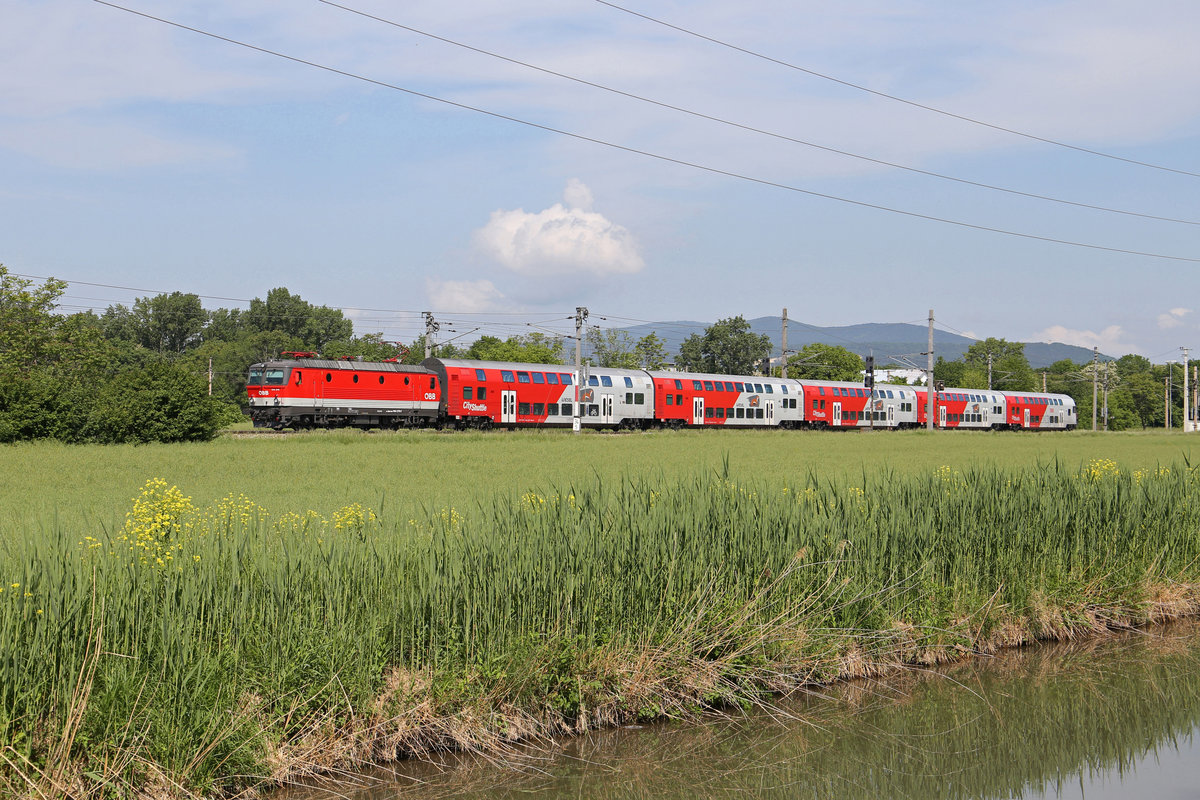 Die nagelneue 1144.279 verlässt mit R-2323 Leobersdorf in Richtung Wr.Neustadt,den Kanal entlang,am 9.5.18