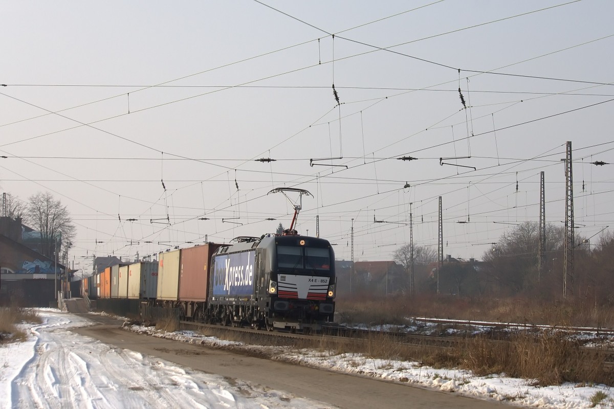 Die nagelneue 193 852-1 durchfährt am 30.01.2014 mit einem Containerzug den Bahnhof Nordstemmen
