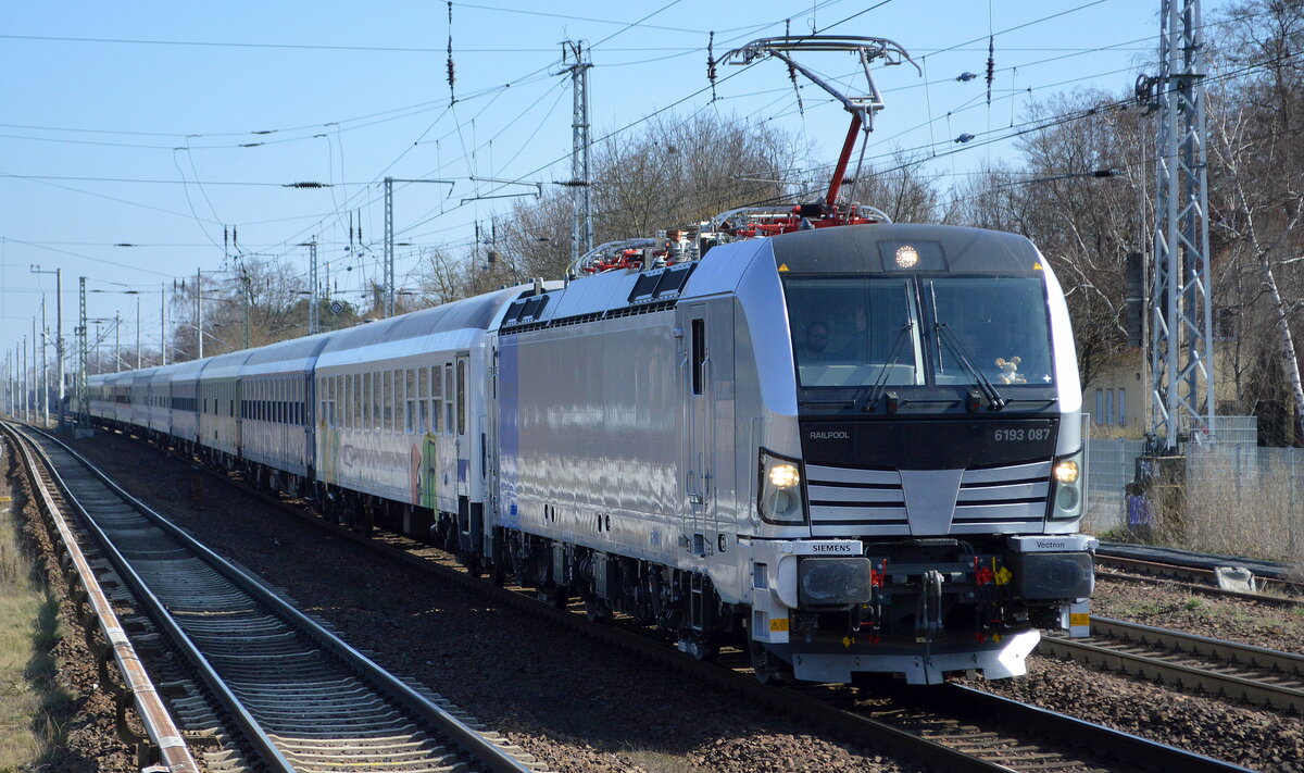 Die nagelneue Railpool Vectron für RDC Deutschland GmbH, Hamburg [D] tätige  6193 087  [NVR-Nummer: 91 80 6193 087-4 D-RPOOL] mit einem weiteren Sonderzug für Kriegsflüchtlinge aus der Ukraine aus Polen kommend Richtung Berliner City am 21.03.22 Berlin Hirschgarten. Freundliche Grüße zurück an die Lok-Crew. 