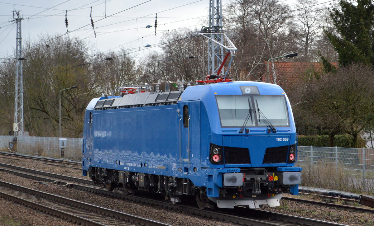 Die nagelneue (seit 21.12.21) Paribus Rail Portfolio III GmbH & Co. KG, Hamburg  192 059  [NVR-Nummer: 91 80 6192 059-4 D-NRAIL] Richtung Frankfurt/Oder (ob sie auch RTB Cargo angemietet hat?) am 03.01.22 Berlin-Hirschgarten. 
