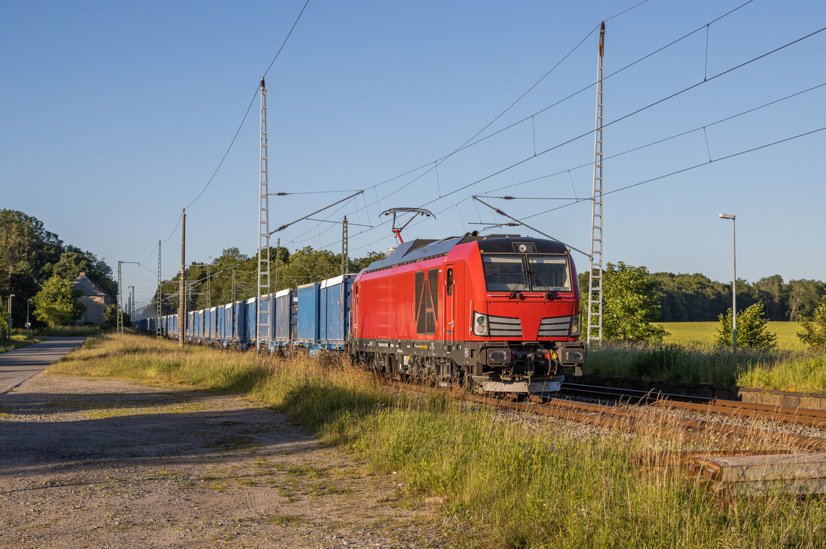 Die nagelneue SIEAG 248 998 fuhr am 21.06.2022 gemietet oder geleast von EGP einen beladenen Düngerzug von Lancken/Bergen nach Kleeth. Aufgenommen in Teschenhagen.
