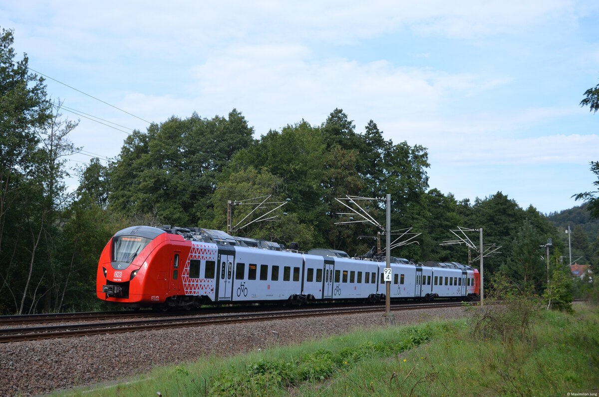 Die Nahetalbahn ist seit einigen Jahren fest in der Hand der vlexx. Jedoch gibt es zwei Ausnahmen: Wochentags übernimmt die DB Regio zwei Umläufe auf der RB73 (Saarbrücken-Neubrücke) im Rahmen eines Fahrzeugtauschs mit der vlexx. Die DB Regio übernimmt diese Leistungen, im Gegenzug fährt die vlexx zwei Umläufe auf der RB71 von Saarbrücken nach Trier, um dabei ihre Talent 3 in die Werkstatt der DB nach Trier zu überführen. 

Am Vormittag des 12.09.2023 konnte 1440 006 auf dem Weg als RB73 nach Saarbrücken in Türkismühle festgehalten werden. Leider zog wenige Sekunden zuvor eine Wolke vor die Sonne. 