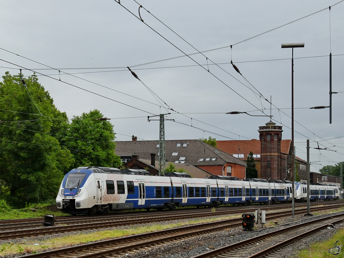 Die National Express-Elektrotriebzug 351 ist hier Mitte Juni 2021 bei der Durchfahrt in Wuppertal-Unterbarmen zu sehen.