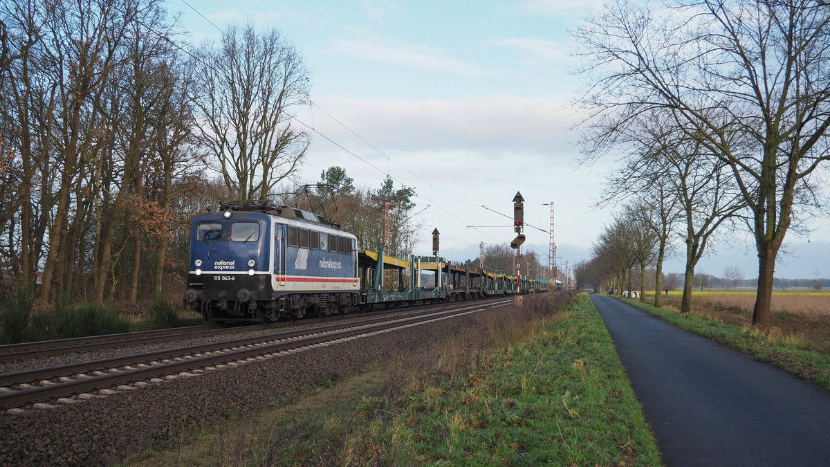 Die im National Express-Lack verkehrende 110 043 (110 511) der PRESS passiert hier mit einem teilbeladenen ARS Altmann-Autozug die Fotostelle bei Dörverden. Leider befand sich die Beladung, welche z.T. aus neuen Streifenwagen bestand, hinten auf dem Zug. 16.12.2017.