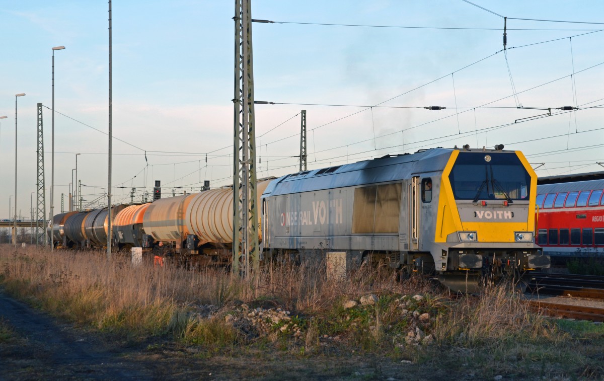 Die von NBE angemietete Maxima der Infra Leuna steht am Nachmittag des 16.12.13 mit ihrem Kesselwagenzug abfahrbereit in Bitterfeld.